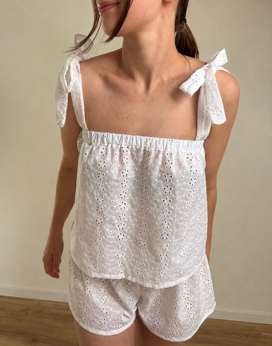 Haut_de_pyjama_femme_blanc_en_broderie_anglaise_fleurie_avec_bretelles_réglables
