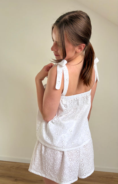 Haut_de_pyjama_femme_blanc_en_broderie_anglaise_fleurie_avec_bretelles_réglables