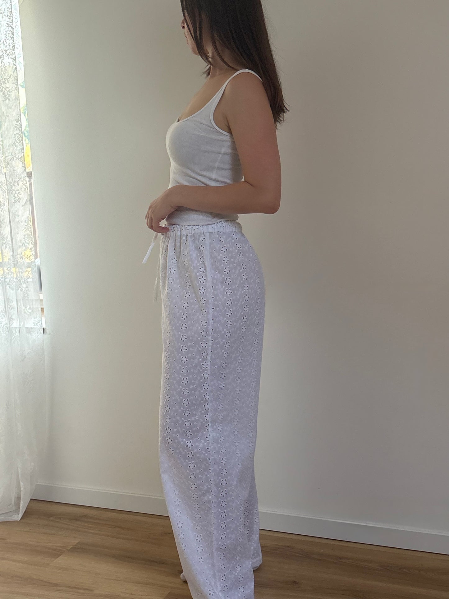 femme portant un pantalon fluide de pyjama blanc en broderie anglaise fleuri 100% coton 