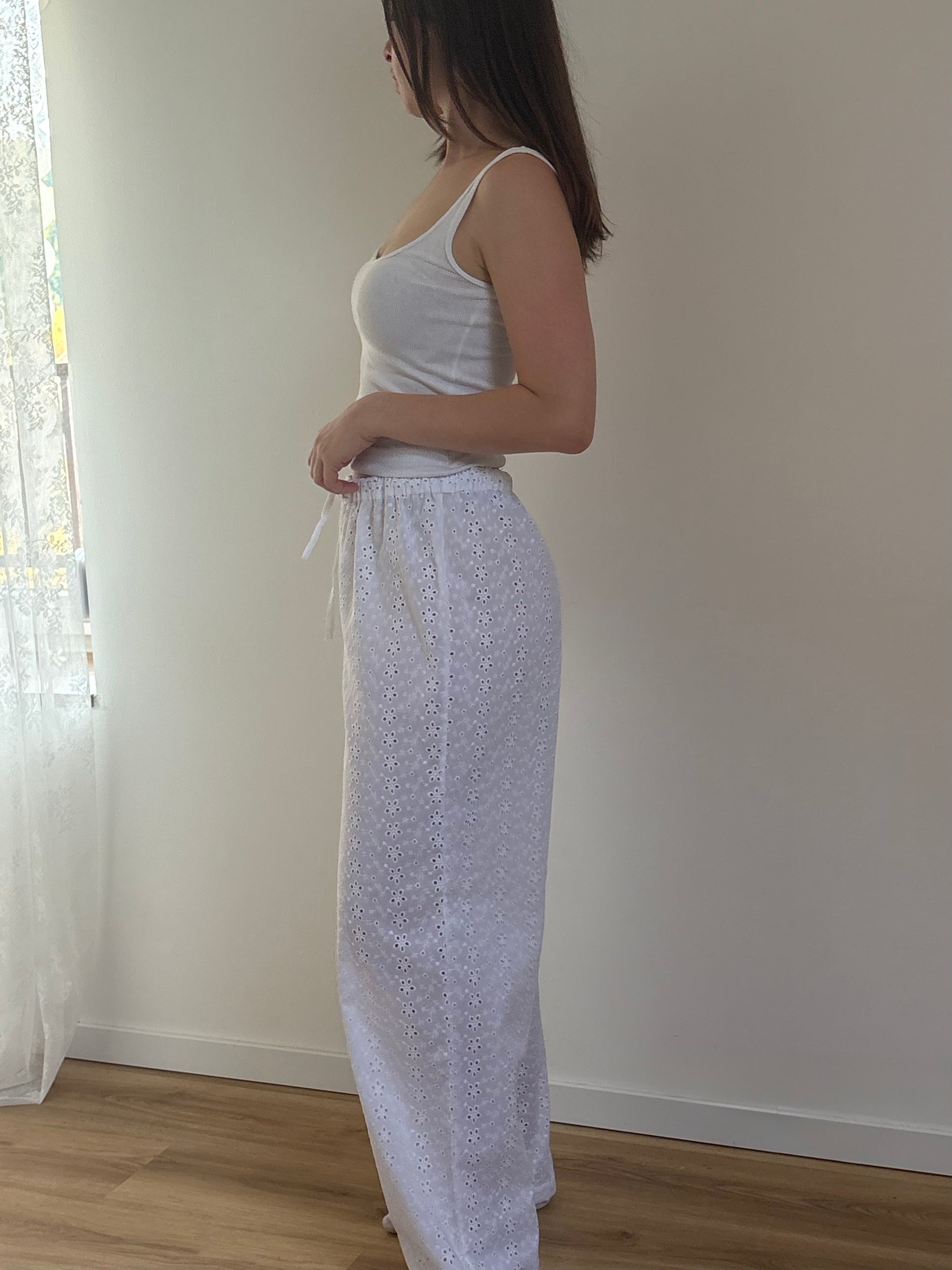 femme portant un pantalon fluide de pyjama blanc en broderie anglaise fleuri 100% coton 