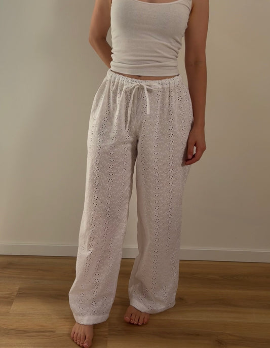 femme portant un pantalon fluide de pyjama blanc en broderie anglaise fleuri 100% coton 